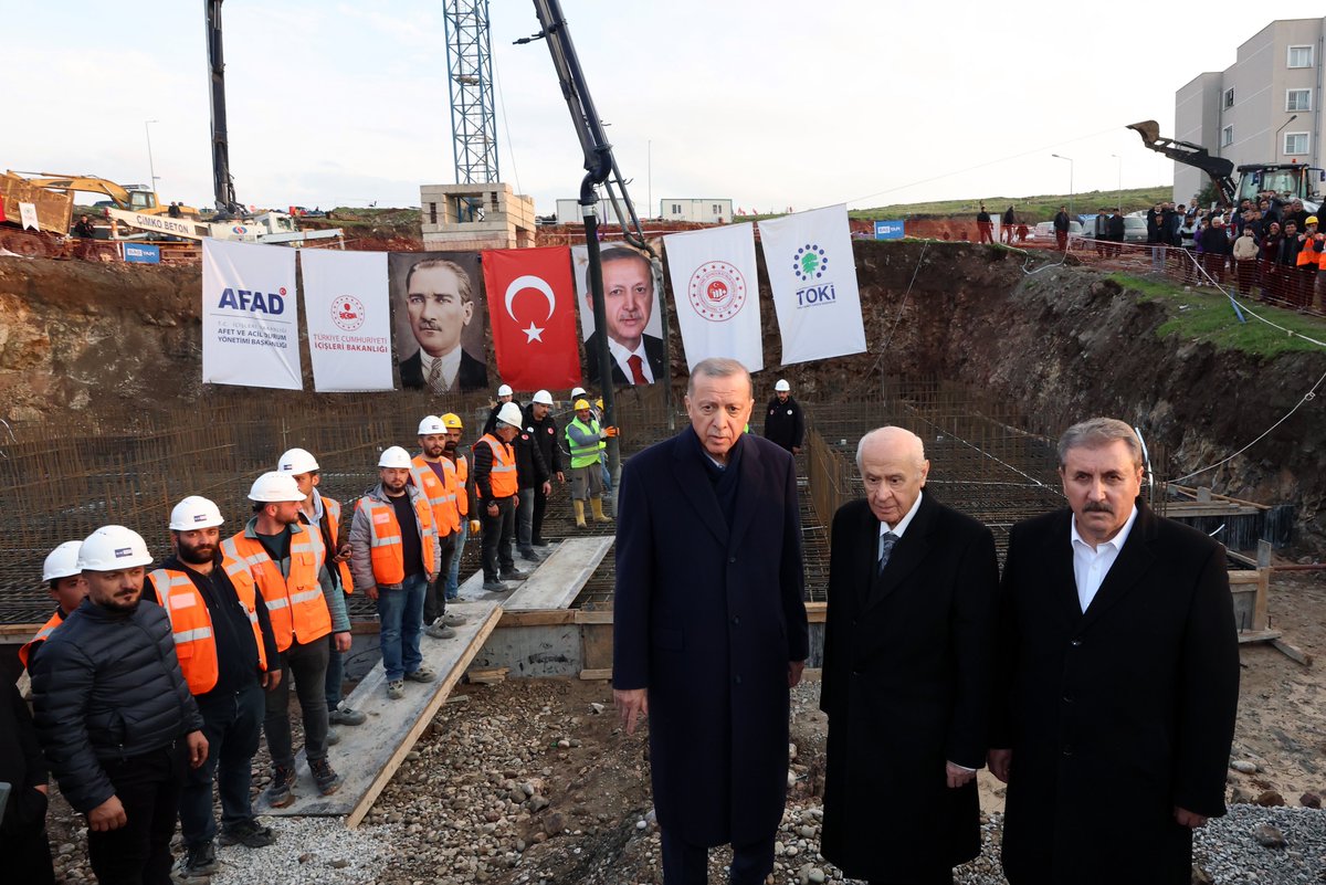 Cumhurbaşkanımız Recep Tayyip Erdoğan, MHP Genel Başkanı Devlet Bahçeli ve BBP Genel Başkanı Mustafa Destici ile Kahramanmaraş'ta Karacasu TOKİ Deprem Evlerinin temel atma törenine katıldı.