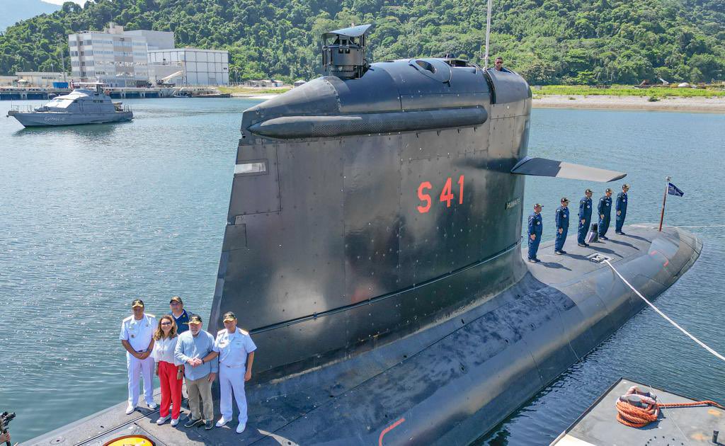 Lula (@LulaOficial) on Twitter photo 2023-03-23 16:54:54 Conhecendo o submarino Humaitá, produzido no Brasil, no complexo naval de Itaguaí, no Rio de Janeiro. 📸: @ricardostuckert Conhecendo o submarino Humaitá, produzido no Brasil, no complexo naval de Itaguaí, no Rio de Janeiro. 📸: @ricardostuckert