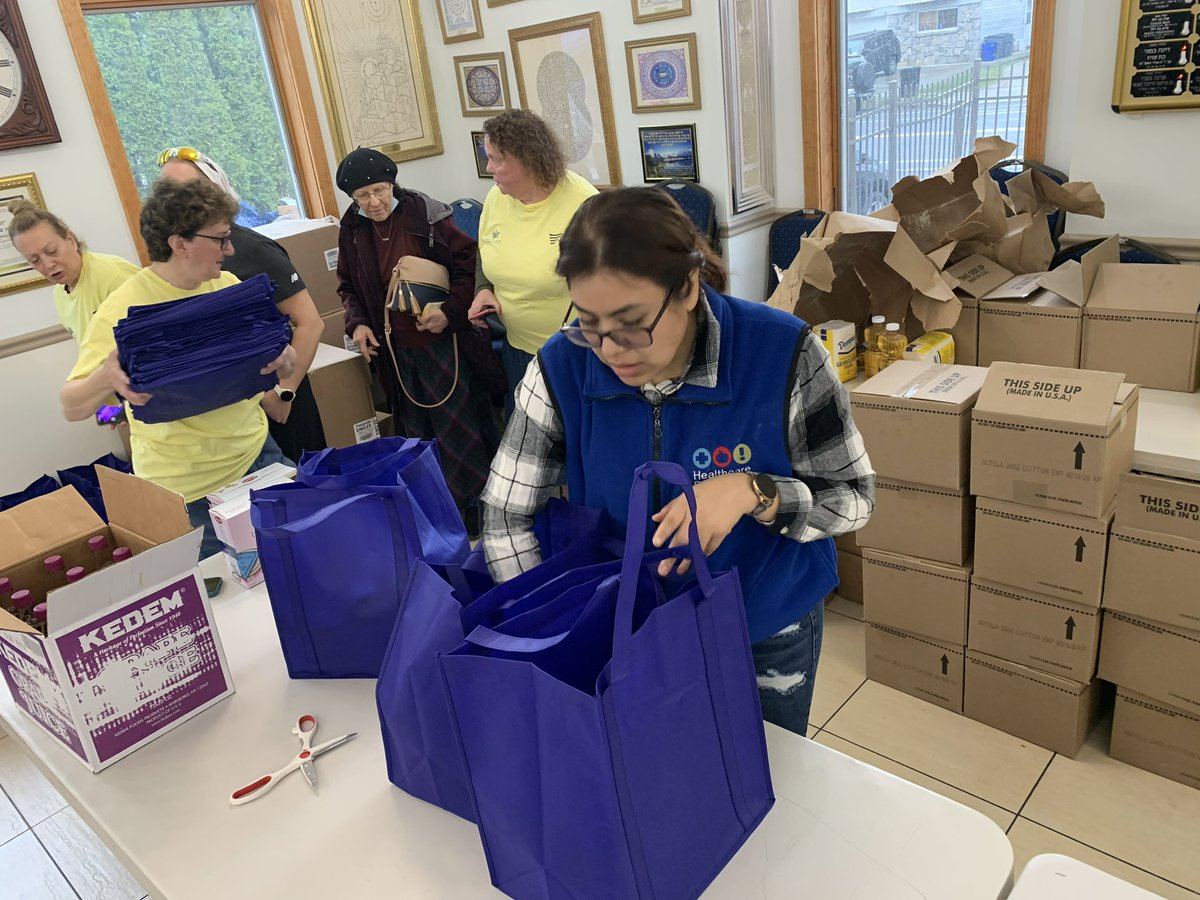 HEPBKStatenIs's tweet photo. #Communityatwork! Over 800 bags for COJO-SI 48th Annual Pre-Passover Food Distribution at the Aur Torah Sephardic Minyan @COJO_SI @vizhnay35 https://t.co/K1ahNtsWxM