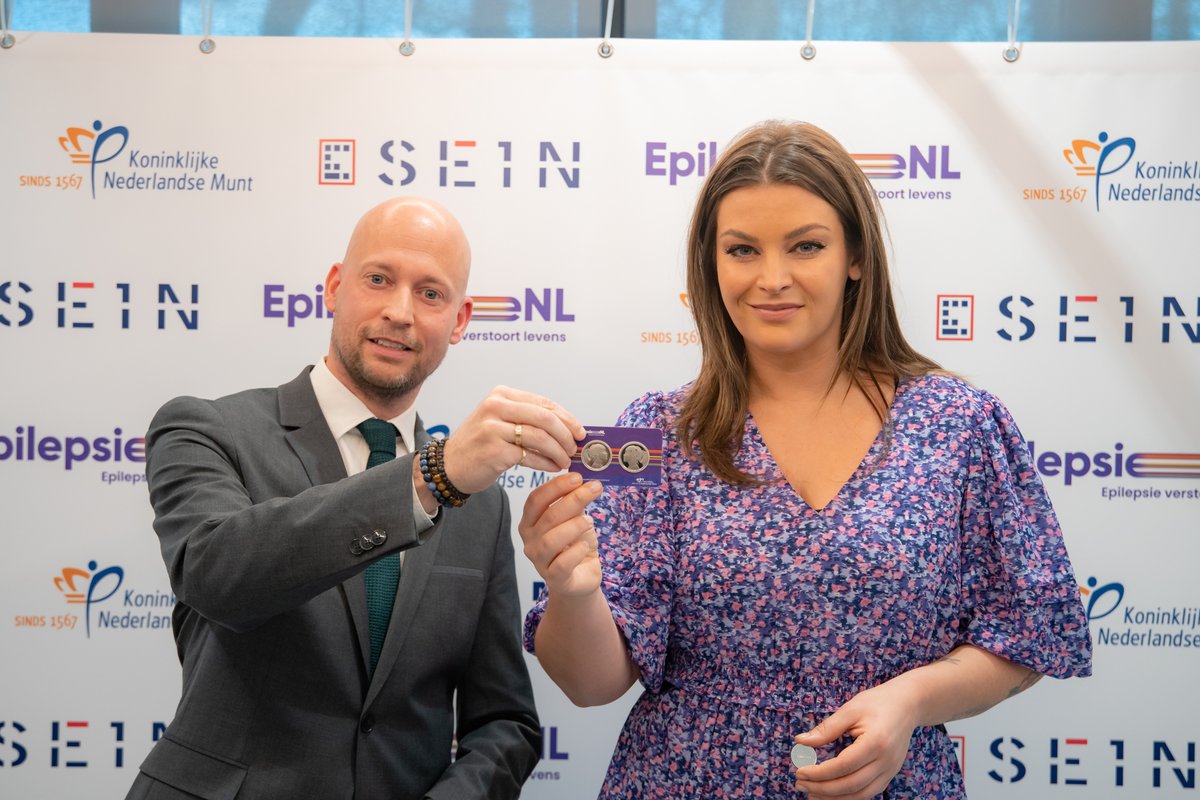 royaldutchmint's tweet photo. Miljuschka heeft de eerste penning geslagen voor 130 jaar EpilepsieNL. Help ons meer aandacht genereren voor deze aandoening en bestel jouw coincard via https://t.co/nWZllrPi8k https://t.co/lr4wPRrZ6G