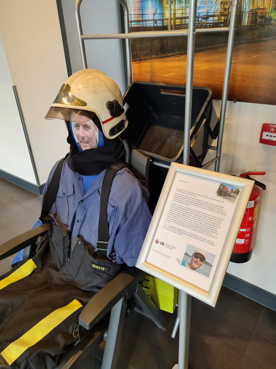 MJvdW's tweet photo. Vandaag de laatste wacht voor Erwin t' Mannetje.  Meer dan 23 jaar werkte Erwin bij de GB in verschillende functies. De laatste jaren was hij wachtcommandant . Zoals gebruikelijk gaat een brandweerafscheid altijd met #brandweerhumor . Erwin het ga je goed! https://t.co/Vr2tU4zqES