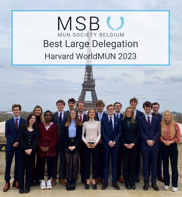 wb_france's tweet photo. #Diplomatie| Des étudiants belges sont champions du monde 2023 de la diplomatie🤩🥇
👏aux étudiants de WallonieBruxelles🇧🇪 @ULBruxelles & @UCLouvain_be pour leur victoire au Modèle mondial des 🇺🇳organisés à Paris par l'université @Harvard
#WorldMUN
https://t.co/9NafI1bszA https://t.co/dL4cRxkJKn