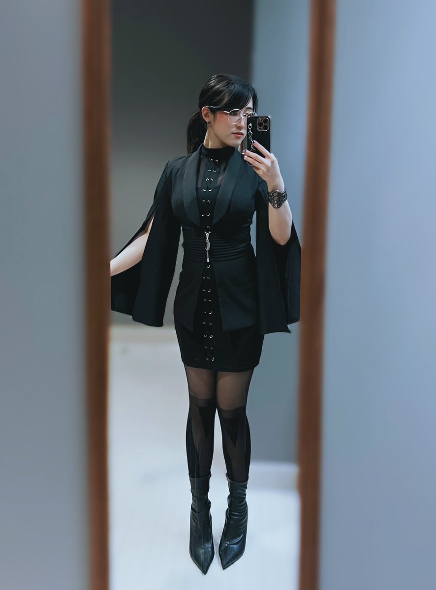 uh oh is this #WhatAGameDevLooksLike 

dress for the job you want (a minion of Hell)

I’m an Associate Producer on Diablo IV and a former 2D art lead at Immersed Games. Also, Singaporean.