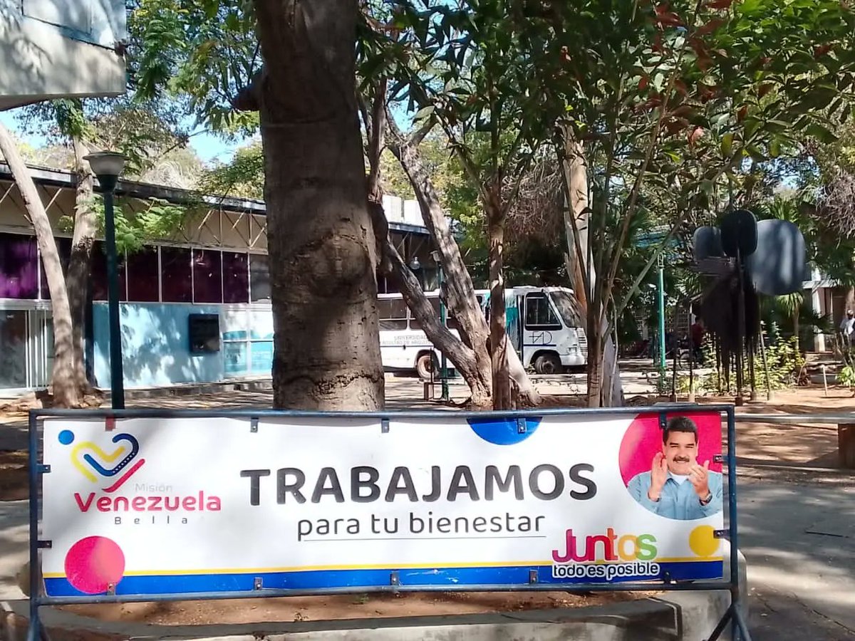 willy_casanova's tweet photo. De la mano @PartidoPSUV y el Gobierno Nacional, sumando voluntades. 

Continuamos con los trabajos instruidos por el pdte. @NicolasMaduro, y ejecutados a través de la @MVzlaBella, para el reacondicionamiento de toda @LUZadn, hoy en la Facultad de Arquitectura.

@JacquelinePSUV https://t.co/bpol0TmHoI