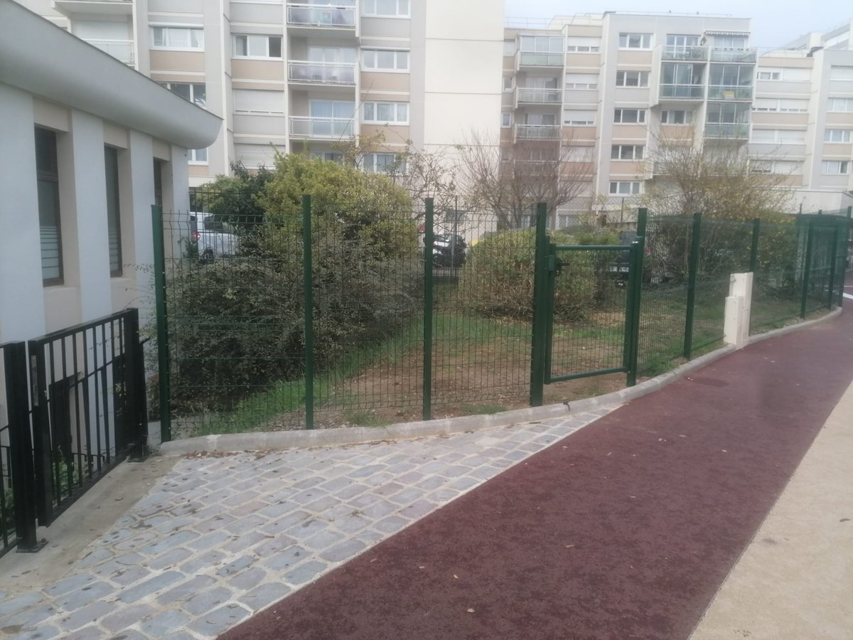 RelaisStLouis's tweet photo. Les travaux d’aménagements sont enfin finis devant le relais.
- Les barrières vertes ont été posées ✅
- Un portillon noir a été mis en place ✅
- Les anciennes barrières de travaux ont étés enlevées ✅

https://t.co/fZJhekKJQs
Merci @EricDumoulin78  @VilledeChatou 🎉 https://t.co/KXWGCZRkBG