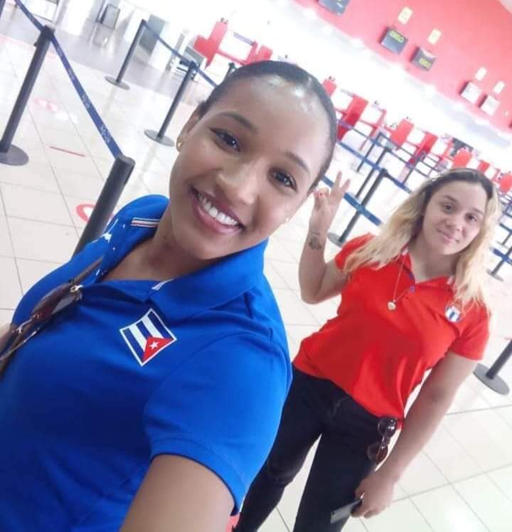 rancanoglenda7's tweet photo. 🚨🇨🇺🚨 Dos atletas del equipo de lucha femenino no continúan viaje hacia El Salvador y se escapan durante una escala en México, se trata de la 50kg Yoannia Pérez (detrás de Lili) y la ya consagrada 53 Kg Liliana Duane (Lili La Chuly Andrés) 😏 #TodosSeVan #NoVotes https://t.co/jWJXgzmrsM