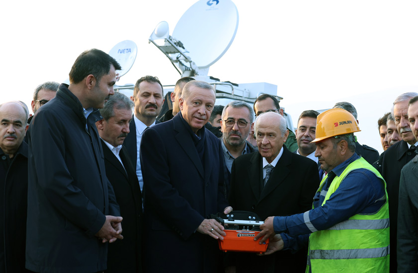 MHP_Bilgi's tweet photo. Cumhurbaşkanımız Sayın Recep Tayyip Erdoğan ve Genel Başkanımız Sayın Devlet Bahçeli, Kahramanmaraş’ta Pazarcık Depremi Sonrası 17902 Afet ve Köy Konutu İlk Temel Atma Töreni’ne katıldı. https://t.co/g1HLJVPGGH
