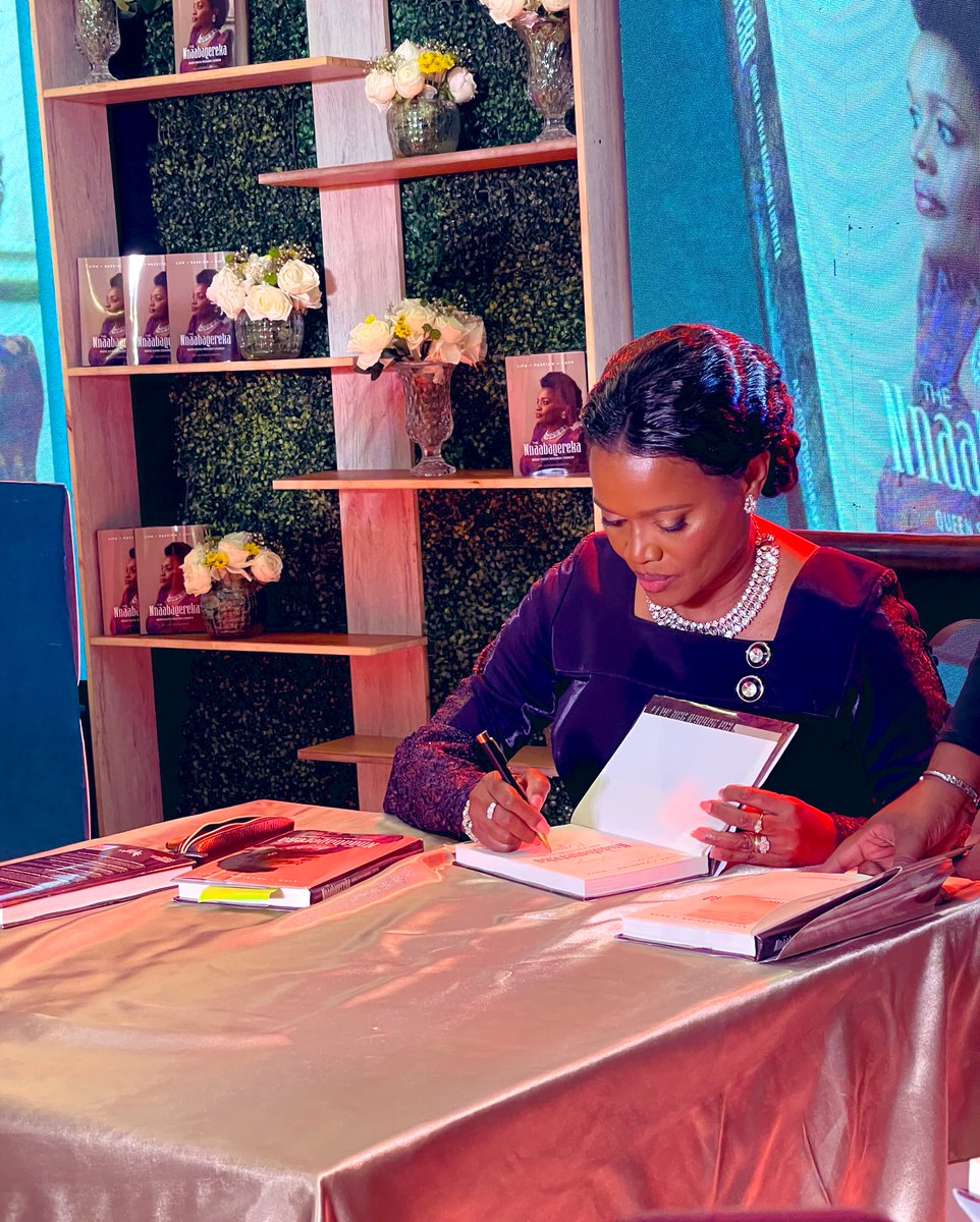 Beautiful Evening…🤗.. The Queen Autographed my Copy😍👌