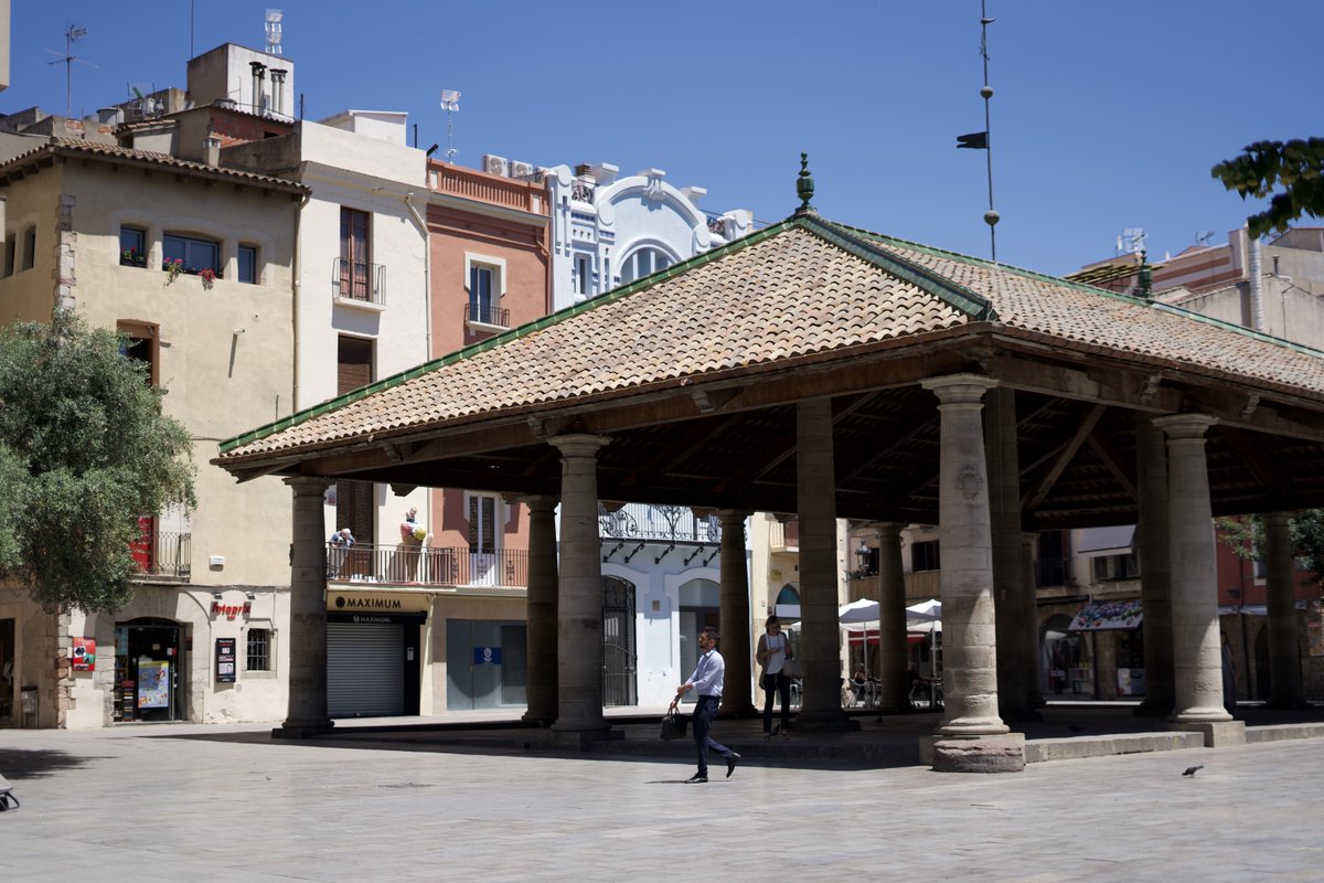 collabout_cat's tweet photo. La Porxada dona nom a aquesta plaça a Granollers, antigament anomenada plaça del Blat🌾 

Està situada al nucli antic de la ciutat, i allà un personatge de l'aventura "El gos i els llibres oblidats" ha amagat informació molt important per vosaltres📚📝

 #granollers #cultura https://t.co/cUVdxJdkpD