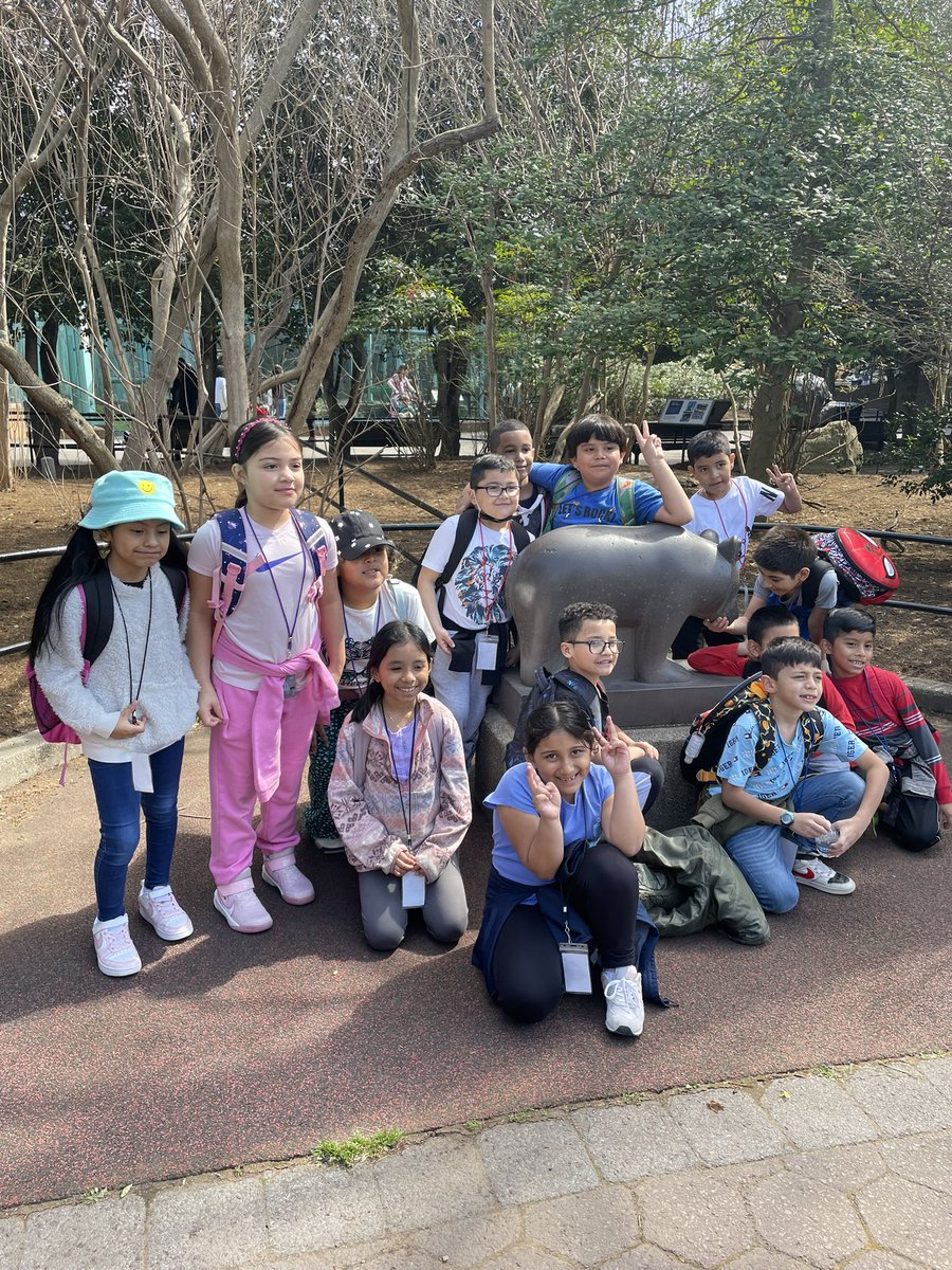 MsMaricelaR's tweet photo. 2nd day at the zoo with our amazing 2nd graders. I am exhausted 😂😂😂 but what a great day! #JLES #Washington #zoo https://t.co/erklCgPCRq