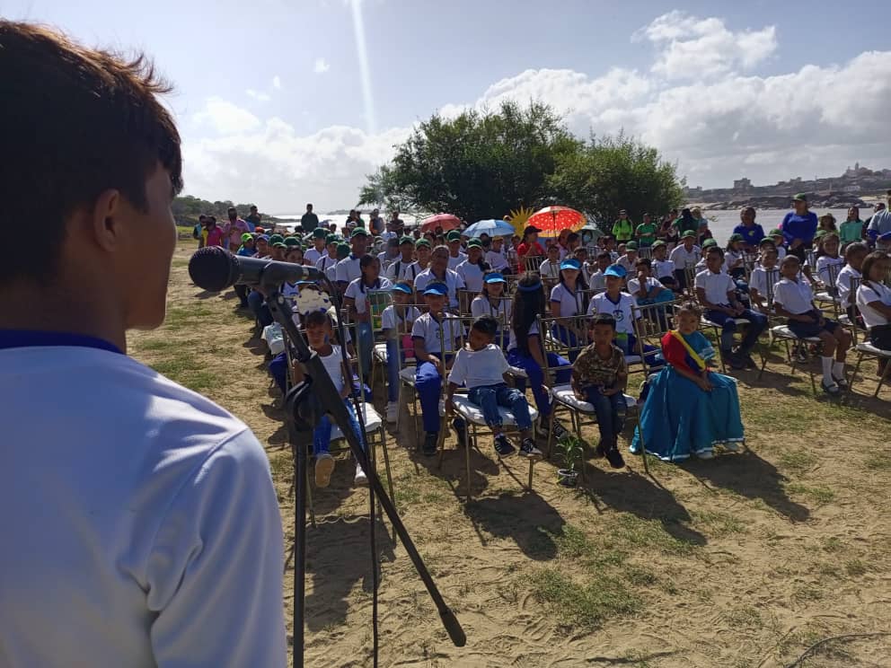 #Entérate 📣|| Siguiendo instrucciones del ministro @JosueLorcaV el #Minec celebró este #22Mar el Día Mundial del Agua a las orillas del Río Orinoco en el municipio Independencia en el Edo. Anzoátegui. 
@nicolasmaduro
@delcyrodriguezv 
@reverolnestor