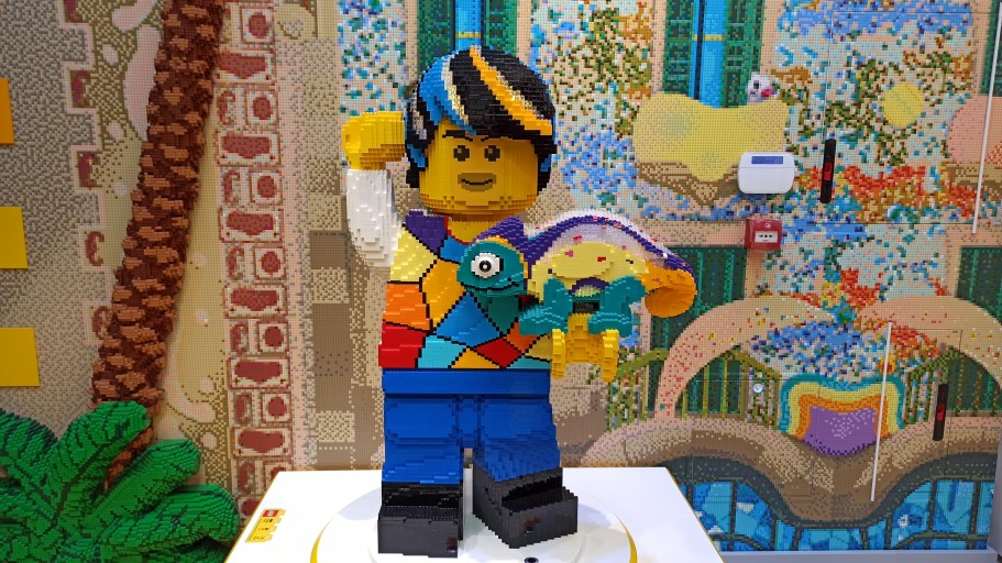 AFOLbarcelona's tweet photo. Antoni &amp; Drago are the mascots of the #LEGOFlagshipStoreBCN.

Antoni in a tribute to #Gaudí, the architect, and carries Drago, a salamander inspired by the iconic figure of #ParkGüell.

#AFOLbarcelona #Barnabrick #legobarcelona #Barcelona #afol #lego #rebuildtheworld #toy https://t.co/WKCCjlJVQb