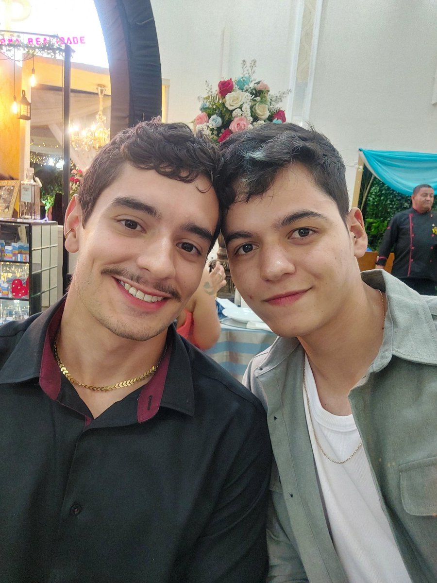 oreifantasma's tweet photo. A gente só se conhecia de vista, ele estudava de manhã e eu a tarde. Um dia cheguei cedo e menti que eu ia tomar sorvete só pra atravessar a rua com ele até a parada de ônibus mas ele se convidou pra ir junto comigo e eu fui obrigado a comprar o sorvete. 7 anos juntos https://t.co/e1JYwyre2x