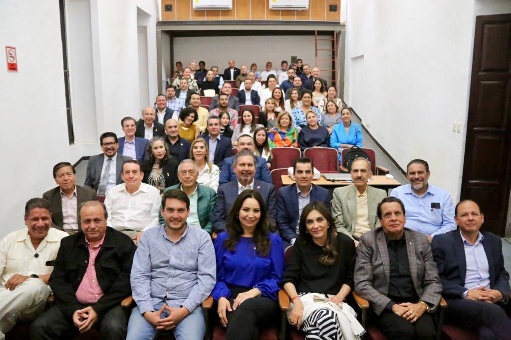 JavierCedenoS's tweet photo. Concluir una etapa con una sensación positiva y sabiendo que di lo mejor de mi, me deja satisfecho. 

Ayer cerré una etapa en mi vida empresarial, cediendo la estafeta de la Presidencia de CONACO SERVYTUR Morelia a mi gran amiga Alo Villaseñor. https://t.co/VGHi2y0Ui7