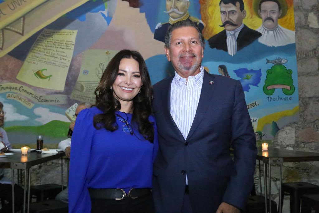 JavierCedenoS's tweet photo. Concluir una etapa con una sensación positiva y sabiendo que di lo mejor de mi, me deja satisfecho. 

Ayer cerré una etapa en mi vida empresarial, cediendo la estafeta de la Presidencia de CONACO SERVYTUR Morelia a mi gran amiga Alo Villaseñor. https://t.co/VGHi2y0Ui7