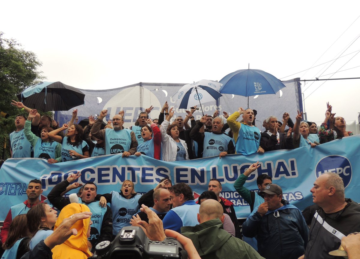UEPC_oficial's tweet photo. 📢 #UEPC Más de 25 mil docentes marchamos por #SalariosJustos, #JubilacionesDignas y escuelas en mejores condiciones ✊🏽
👉🏽 Bajo una intensa lluvia y en la 2° jornada de #ParoDocente por 48 horas, hoy nos movilizamos junto a compañeras y compañeros de toda la provincia. https://t.co/RlBG1Ua7ob