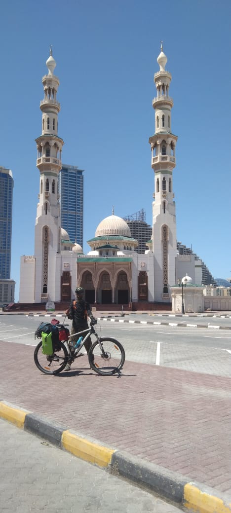 H4HORG's tweet photo. @SaqibRehmanpk is traveling from #Multan to Makkah Sharif to pay Umar on a bicycle.  It has reached Sharjah in about 25 days.  Help for Human Organization is praying for him that Allah Almighty will make Saqib successful in this good work, Ameen
#CycleToMakkah
#UmmrahonCycle https://t.co/XMKzHhFUoM