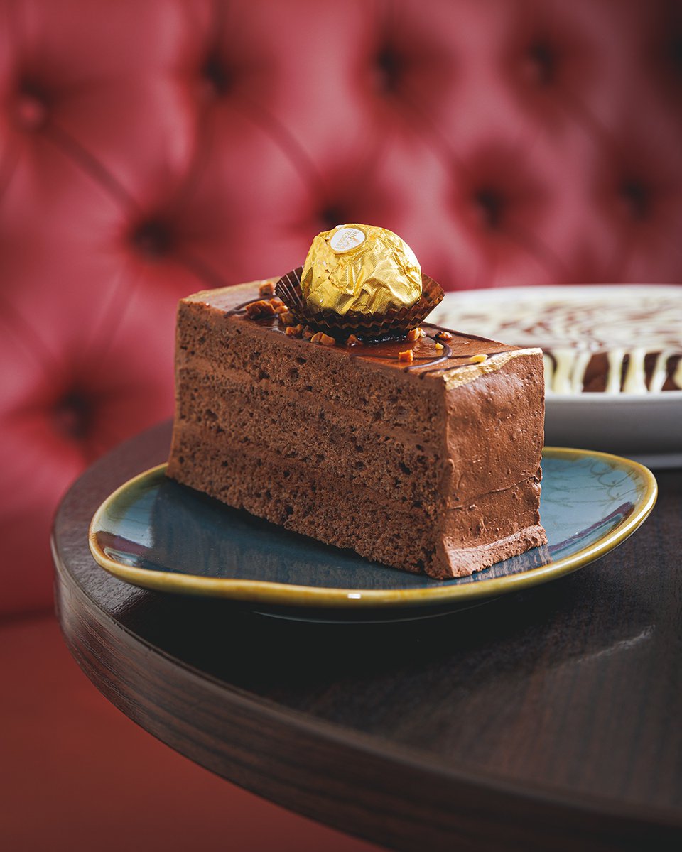 There is nothing a slice of our Ferrero Rocher cake can’t fix. Even this grey weather feels like sunny heaven after a bite! 🍫 #FerreroRocher #Mayfair