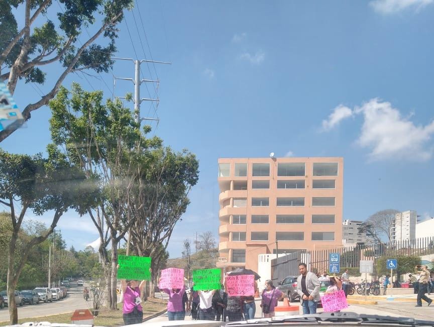 Taxi_Xalapa's tweet photo. Manifestantes bloquean Arco Sur a la altura de la fiscalia en dirección a Walmart,no hay paso! 11:00 am @huracanmartinez @Pechmed @El_TioBeny @VialidadXalapa @OutOfContextXA @xalapavial @AbelMucino @cmjimenezxto @despiertaxalapa @fotojarocha @AlertasVecinos https://t.co/65Pgoo65vJ