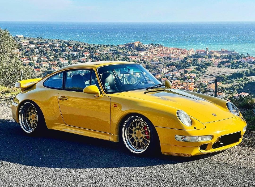 ladouille21's tweet photo. @Rinoire 🙂🙃👍🏼☝🏼☄️
#yellowThursday 
#Porsche https://t.co/xHR2hoNfIa