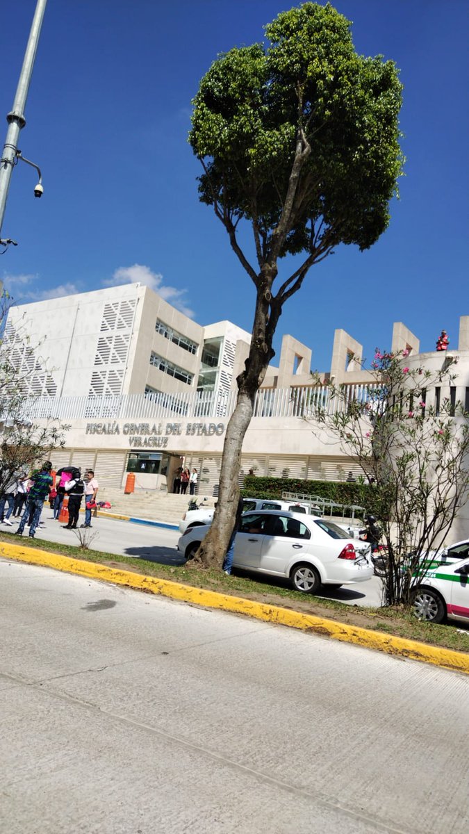 Taxi_Xalapa's tweet photo. Manifestantes bloquean Arco Sur a la altura de la fiscalia en dirección a Walmart,no hay paso! 11:00 am @huracanmartinez @Pechmed @El_TioBeny @VialidadXalapa @OutOfContextXA @xalapavial @AbelMucino @cmjimenezxto @despiertaxalapa @fotojarocha @AlertasVecinos https://t.co/65Pgoo65vJ