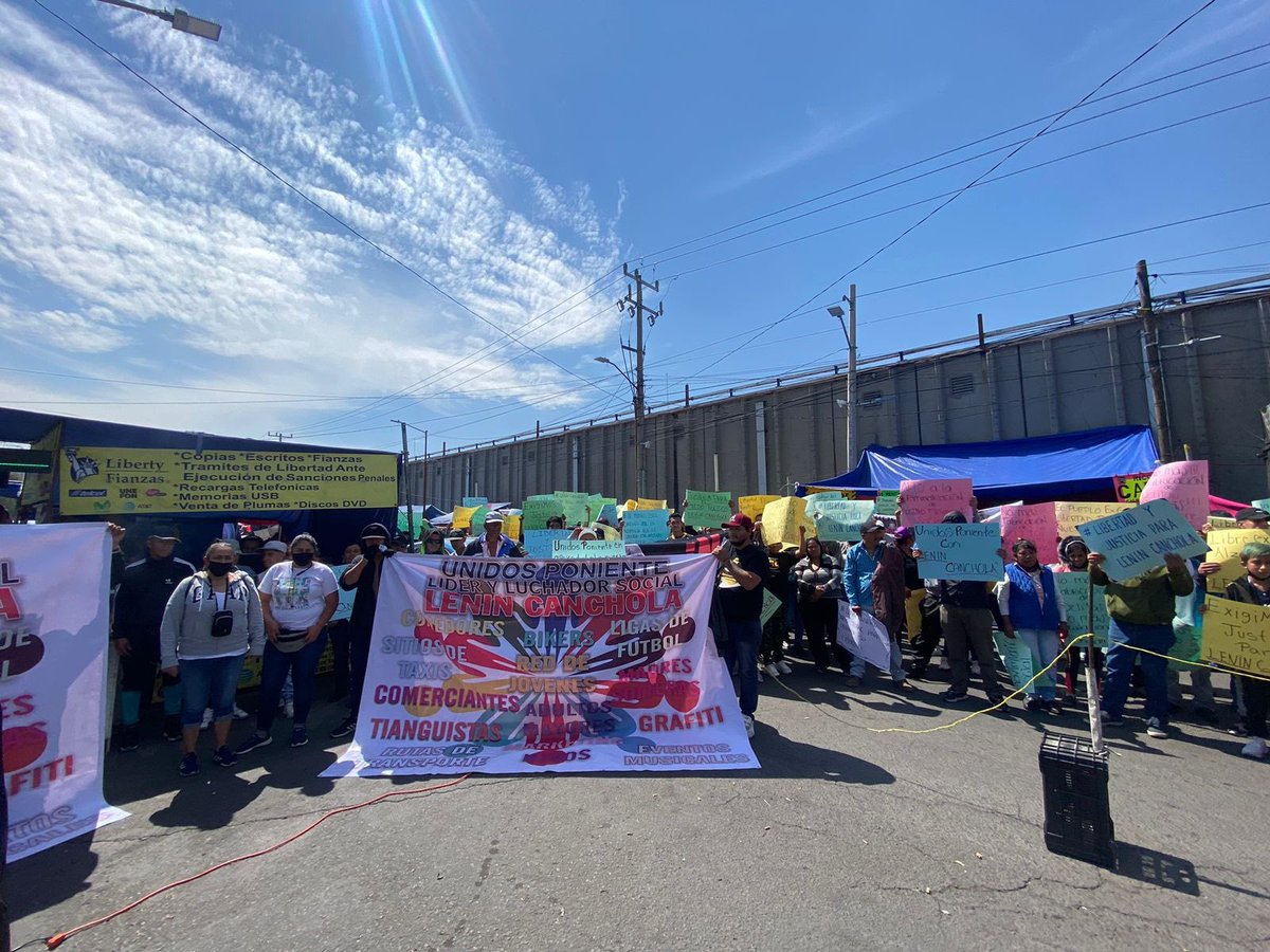 c4jimenez's tweet photo. LA BURLA!
Grupos d personas se manifiestan afuera de las oficinas del @PJCDMX y del Reclusorio Oriente para defender y “exigir justicia” para Lenin Canchola.
Ordenaba asesinatos, secuestraba, extorsionaba…
@SSC_CDMX lo detuvo
@FiscaliaCDMX lo encarceló
Y ellos quieren defenderlo https://t.co/wu1bSUsNor