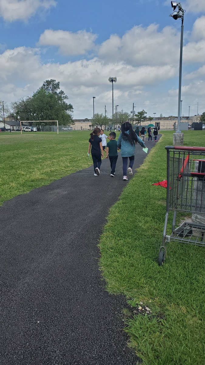 BCE_PE's tweet photo. Kindergarten #ShamrockShimmy today! #MiniBisonMightyStrong #funrun @Buffalo_Creek1 @SBISD_HFDept @sbisdathletics https://t.co/fVfPgObjqd