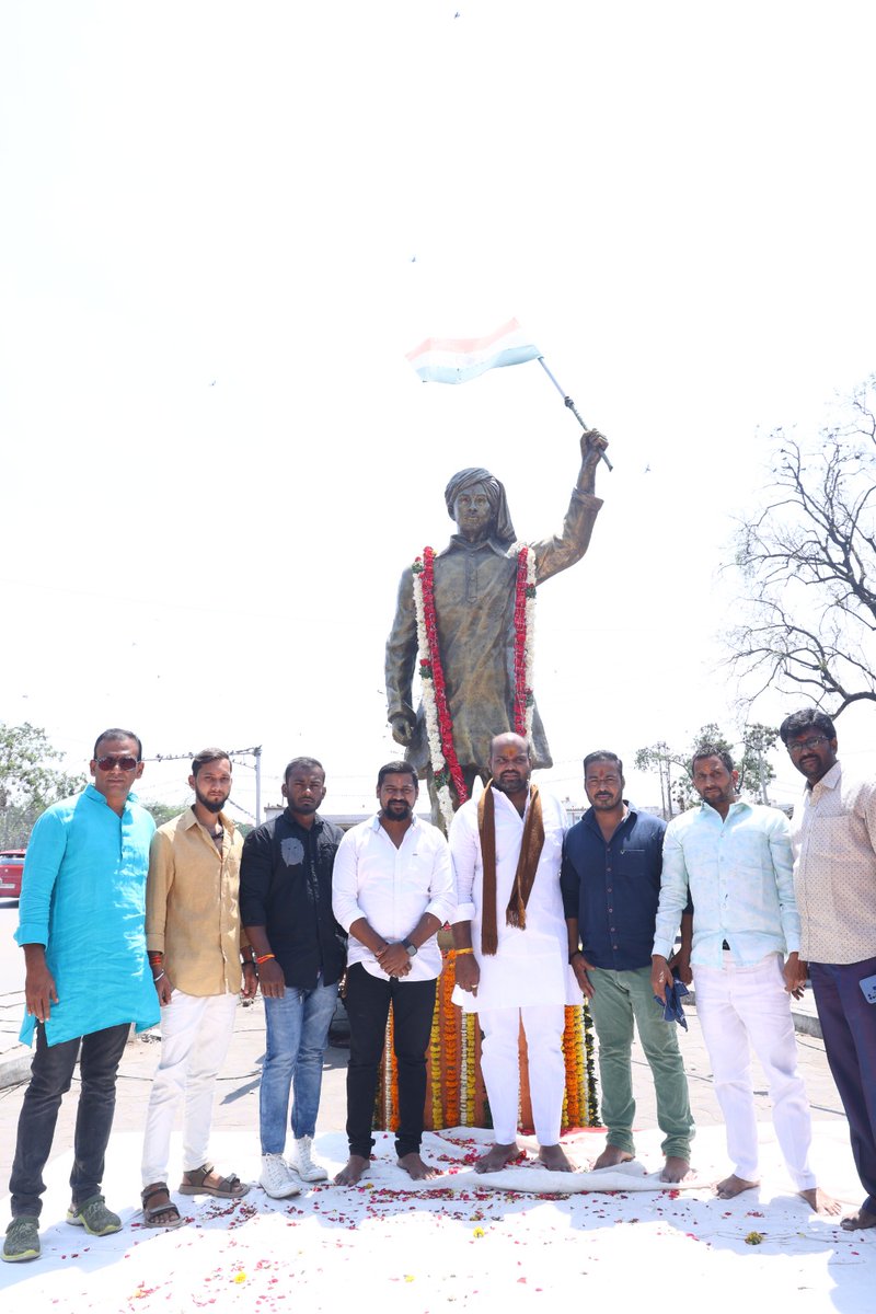 DeepakSinghLo20's tweet photo. Paid floral tribute to Shahid e Bhagat Singh Statue on his death Anniversary near  #BhagatSingh Statue, Begum Bazar, #Hyderabad for Anna Prasad Program.🇮🇳

#DeepakSinghlodhBRSYouthleader  
#GoshamahalConstituency https://t.co/W3EcSeKDqe