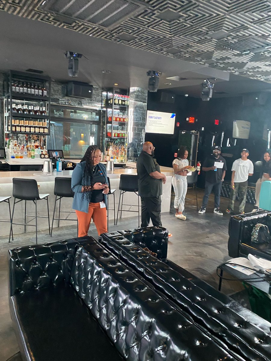 Respect2Connect's tweet photo. Say Something Mane! 

Heal 901 and the CVRCC facilitated our Safe Bars program for over 40 front house staff at In Love Memphis lounge last night 🎉

Safe Bars Memphis is a FREE bystander intervention program for alcohol serving venues. 

#SaySomethingMane https://t.co/kR59kJOxg5