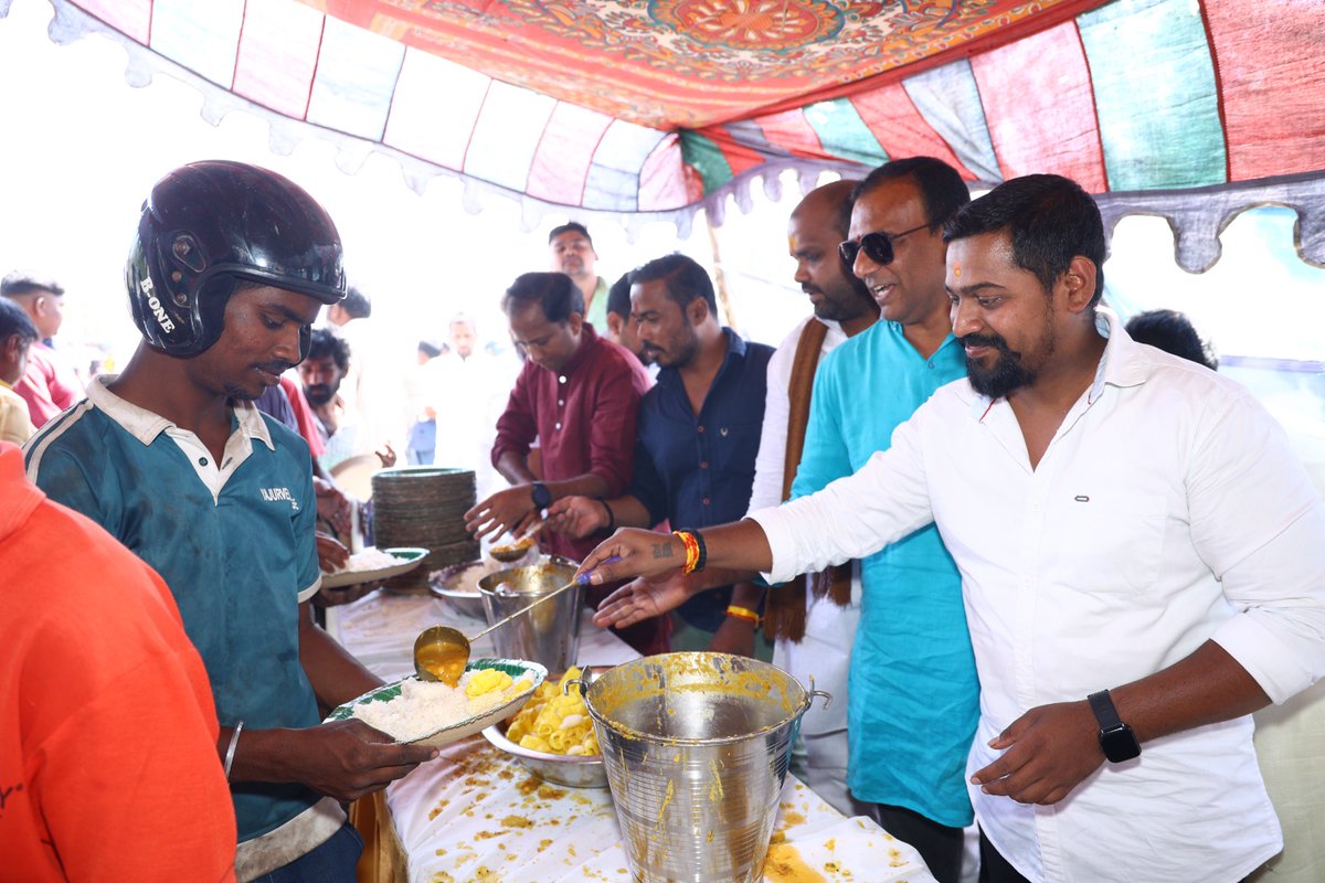 DeepakSinghLo20's tweet photo. Paid floral tribute to Shahid e Bhagat Singh Statue on his death Anniversary near  #BhagatSingh Statue, Begum Bazar, #Hyderabad for Anna Prasad Program.🇮🇳

#DeepakSinghlodhBRSYouthleader  
#GoshamahalConstituency https://t.co/W3EcSeKDqe