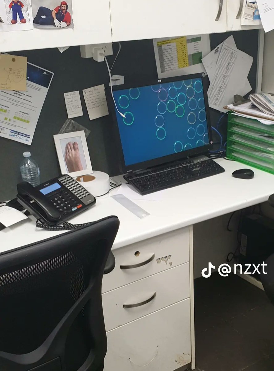 Actual photo of the <a href="/NZXT/">NZXT</a> social manager's desk