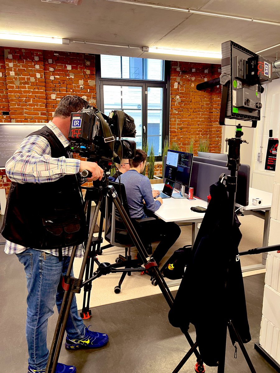 wlhackers's tweet photo. Heute bei uns zu Gast @BR_Presse, zu den Themen #ITsecurity &amp; @BesterHacker. 🎥
Unser Azubi Mika wurde kurzfristig als Kamera-Assistent eingestellt! 🎤  @MadlFl, Daniel (Bayerns Bester Hacker‘21) &amp; Leon (Deutschlands Bester Hacker’22) im Interview 💬 https://t.co/0Bnv18AxIK