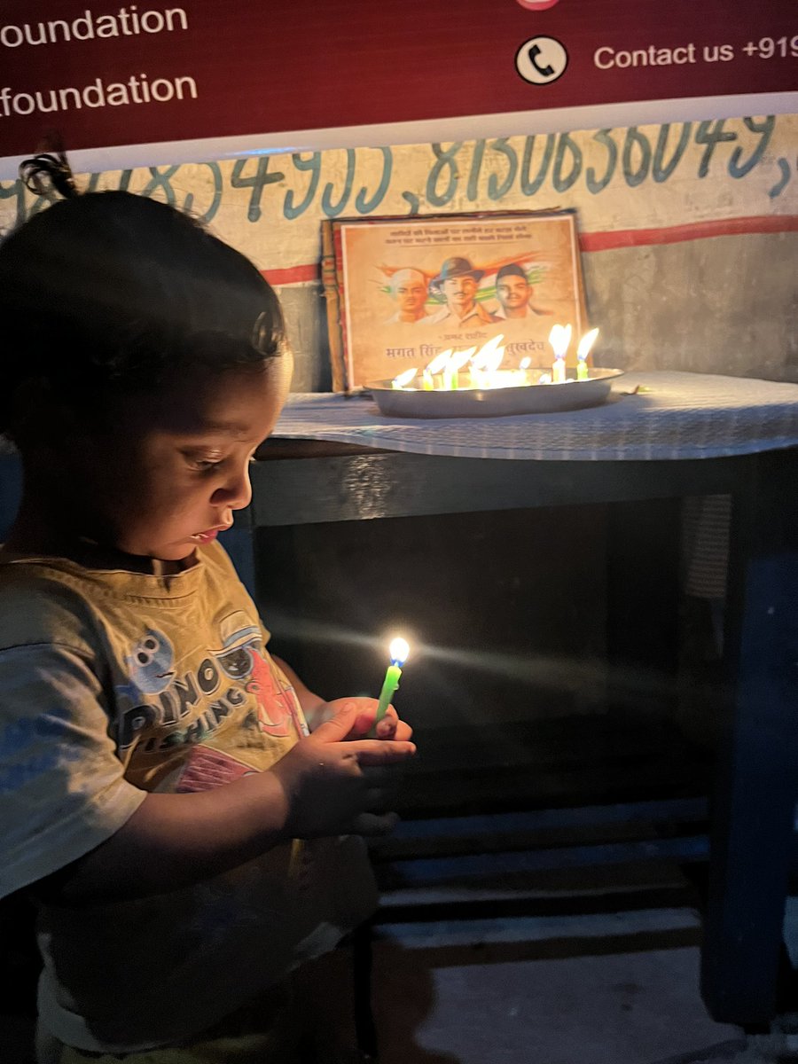 Ishtfoundation's tweet photo. एक शाम देश के शहीदों के नाम। 🙏💐❤
@Ishtfoundation द्वारा आज 23 मार्च #शहीद_दिवस पर देश की रक्षा पर हँसते मुस्कुराते मर मिटने वाले अमर शहीद सरदार भगत सिंह, राजगुरु , सुखदेव जी की पुण्य तिथि पर उनकी प्रतिमा पर #पुष्प_र्पित कर भावभीनी #श्रधांजलि अर्पित की गयी https://t.co/cVfo6Xo4RT