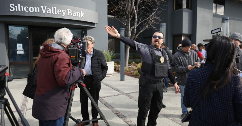 PuckNews's tweet photo. It's the real story of what went down during the final days of Silicon Valley Bank, featuring: a double-Goldman scramble, a “wall-cross,” an equity book that wasn’t, a Moody’s downgrade crisis, and a board mulligan.

From @WilliamCohan