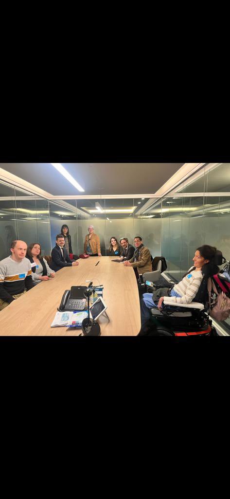 Aujourd’hui, seulement 6 députés européens en situation de #handicap sur 705, soit moins de 1% !
Une délégation de l’APHPP s’est rendue au parlement européen de #Bruxelles pour promouvoir et faciliter l’engagement politique des personnes handicapées.
#citoyenneté