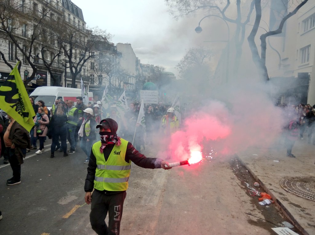 martinbodrero's tweet photo. On approche D'Opéra. Très grosse ambiance avec le #PinkBlock et les cortèges de @UnionSolidaires . On est porté de ouf. ✊🚩🏴✊#Greve23Mars #ReformeDesRetraites https://t.co/VNqqN5SLUs