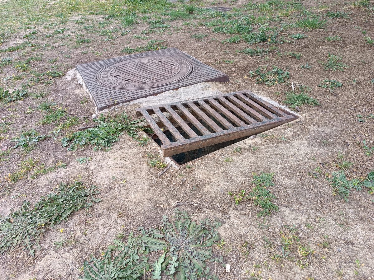 Alberdillo24's tweet photo. @ppyjj_panimal @baquerator @AlcorconEduca Por favor a quien corresponda que vayan a arreglar la alcantarilla cercana a la salida de dos colegios @FernandoRiosAlc y @CP_BlasdeOtero en el parque al lado del centro de salud de la rivota. Cada día ese parque está más peligroso. https://t.co/FSPKF1eEpl
