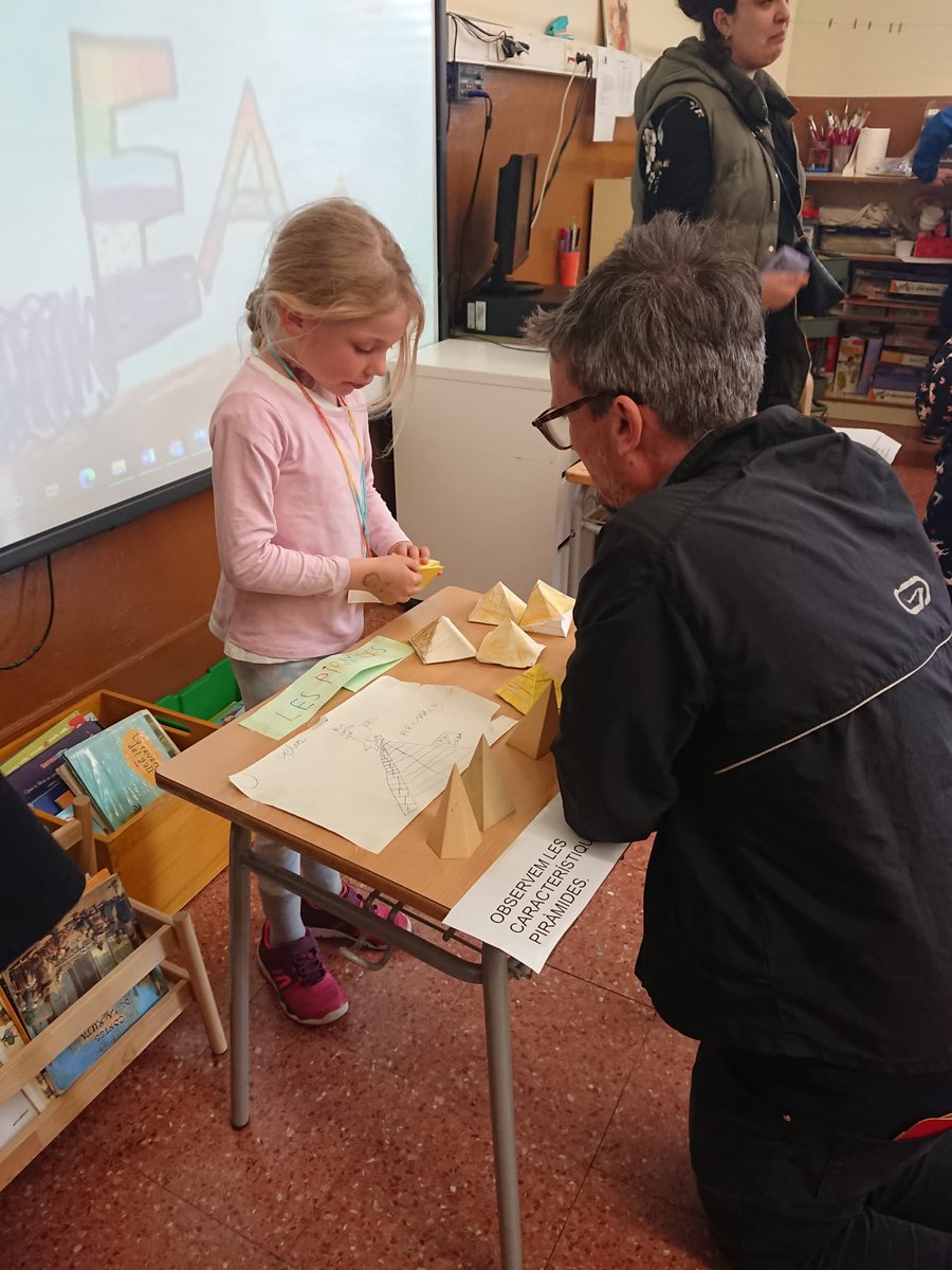 EscolaPereVila's tweet photo. Avui la classe de 1rB hem fet el tancament del projecte Antic Egipte, posant en pràctica els nostres coneixements amb les nostres famílies. Hem convertit la classe en un museu i hem fet de guies. Ha estat molt gratificant ser conscients de totes les coses que sabem! https://t.co/6mKIk5uPco