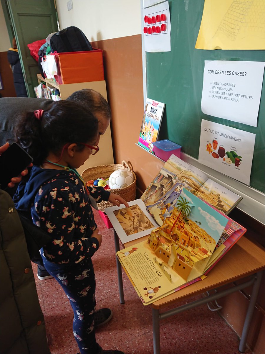 EscolaPereVila's tweet photo. Avui la classe de 1rB hem fet el tancament del projecte Antic Egipte, posant en pràctica els nostres coneixements amb les nostres famílies. Hem convertit la classe en un museu i hem fet de guies. Ha estat molt gratificant ser conscients de totes les coses que sabem! https://t.co/6mKIk5uPco