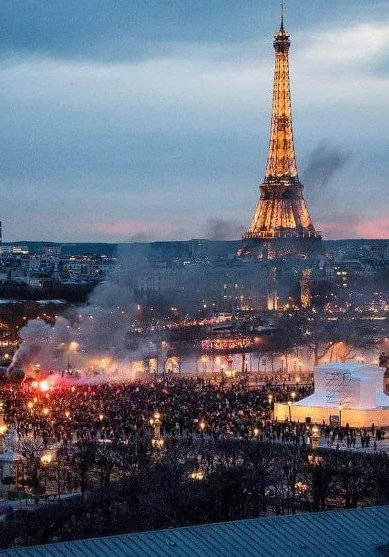 Qué hermoso es París en primavera, cuando los cerezos florean, los enamorados se besan en los puentes y la clase trabajadora toma las calles.