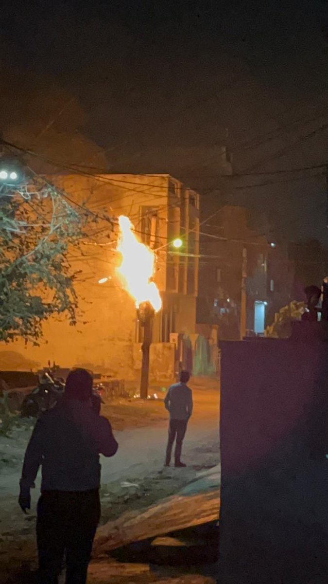 Creativemayank8's tweet photo. Fire accident happened just few minutes ago in mangyawas mansarover, eriksaw charging station in residential area short circuit and many lives on danger. 
Thanks to fire brigade team mansaarover for quick response.
Action shoud be taken
@drsomyagurjar @Nitin1524 
@zeerajasthan_ https://t.co/g1NgLqODAq