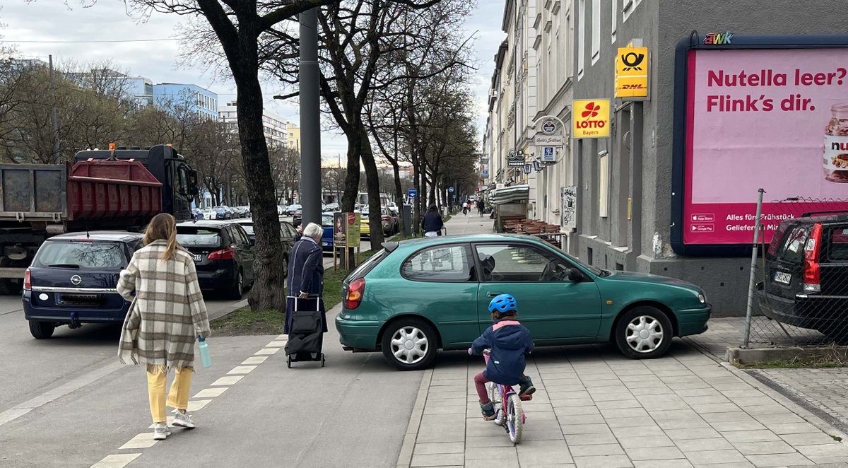 München, 23.03.23, 14:11 Uhr, Leonrodstraße 89. Was soll man da machen? Tief durchatmen, Randale anfangen, laut "Anzeige" brüllen. Bin sprachlos. Und nein - Warnblinker an heißt nicht  "parken erlaubt und kurz zur Post". Ein paar Meter weiter wären übrigens Parkplätze frei...