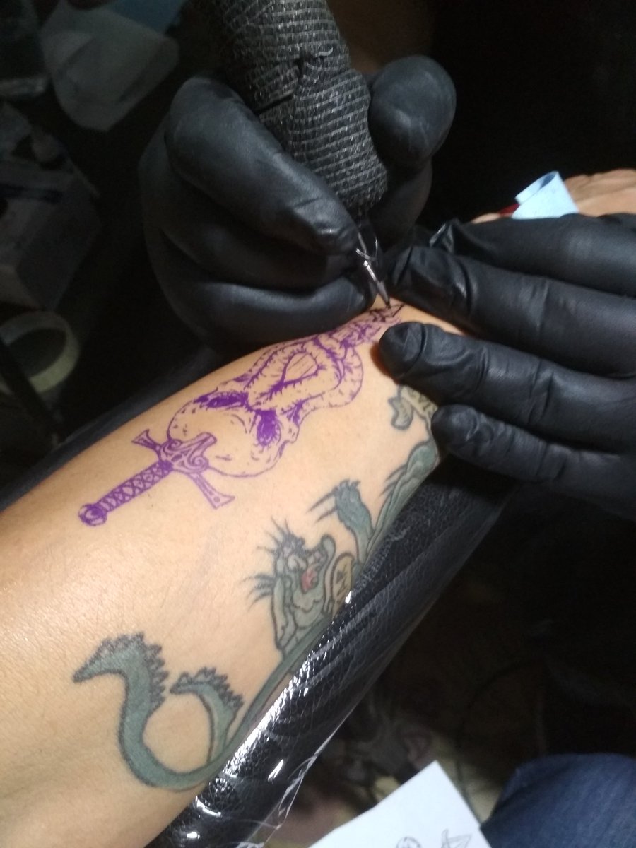 adondiablo's tweet photo. Pues me fui a rayar con el gran @RevolverTa2 este Azota-mentes que quedó muy chingon, para que se lancen con este señor a adornarse la vida chido. #dndtattoo #mindflayer #dnd #ilithid https://t.co/vLKRLJBYLS
