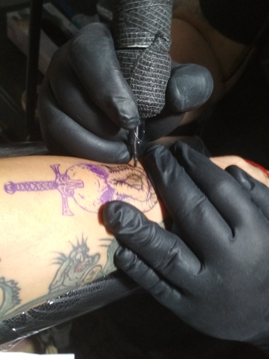 adondiablo's tweet photo. Pues me fui a rayar con el gran @RevolverTa2 este Azota-mentes que quedó muy chingon, para que se lancen con este señor a adornarse la vida chido. #dndtattoo #mindflayer #dnd #ilithid https://t.co/vLKRLJBYLS