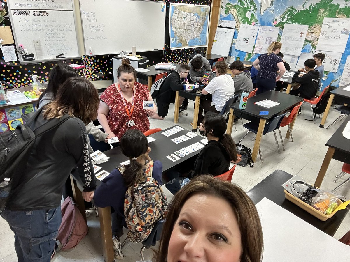 ms_dycus's tweet photo. AM Day 1 of US History crash course complete ☑️ @glitteringteach @maestra_schenk @woodneisd #woodrooted #middleschool #rootedwood #theneisdway #levelup2023 https://t.co/CW9dW11TOe