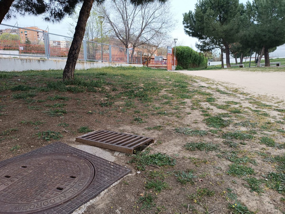 Alberdillo24's tweet photo. @AytoAlcorcon @VecinosAlcorcon @RetamasRibota Por favor a quien corresponda que vayan a arreglar la alcantarilla cercana a la salida de dos colegios @FernandoRiosAlc y @CP_BlasdeOtero en el parque al lado del centro de salud de la rivota. Cada día ese parque está más peligroso https://t.co/oUL0YAaveM
