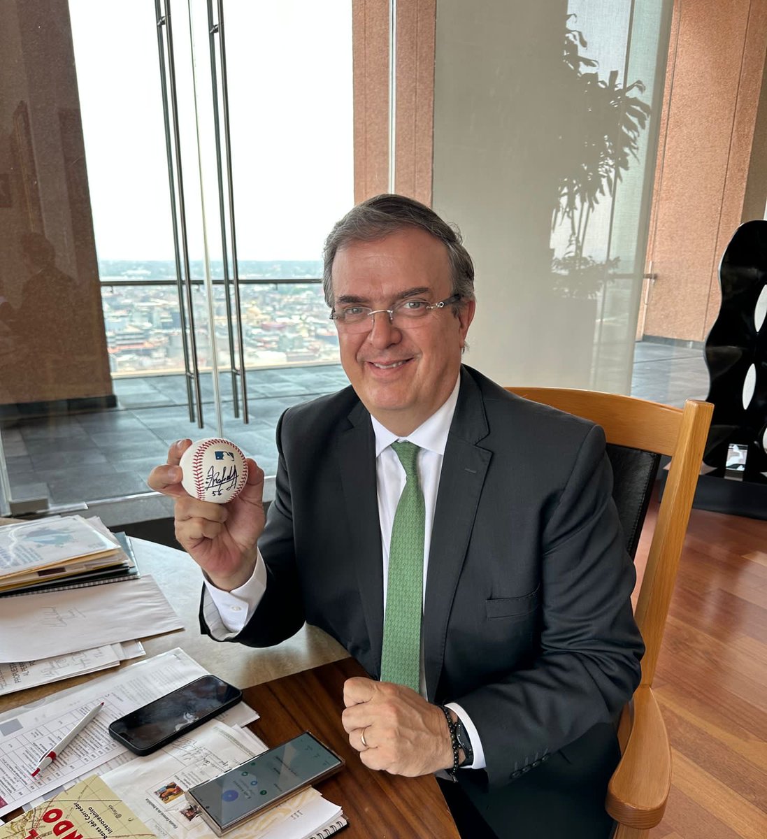 m_ebrard tweet picture
