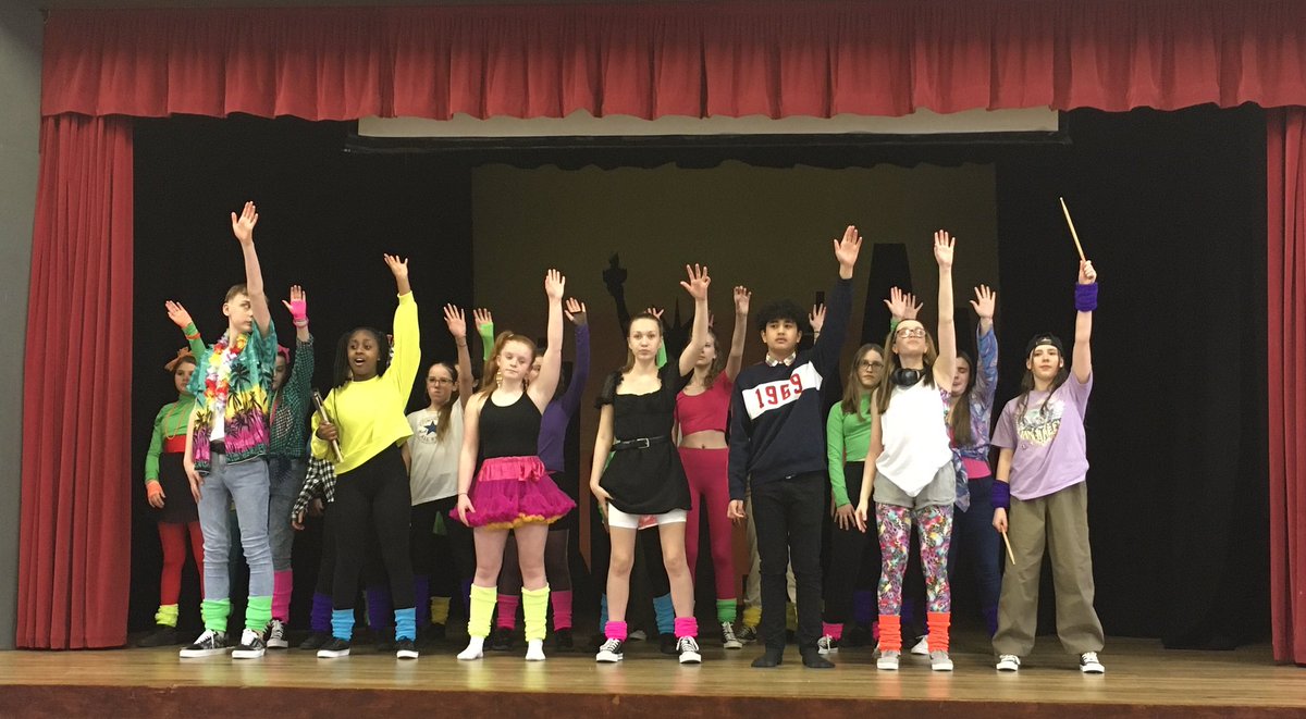 Huxlow's tweet photo. It’s nearly showtime! Online tickets sales end tonight at midnight! This is not to be missed! #iwanttoliveforever #famejr https://t.co/4e2kjoyHST