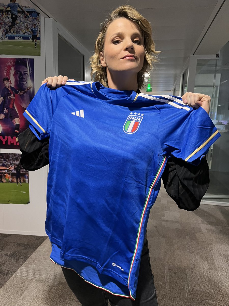 lequipedusoir's tweet photo. 🎁CADEAU🎁

À l’occasion du match Italie-Angleterre à 20h45 en direct sur la chaîne L’Équipe, @francepierron vous fait gagner le maillot @adidasFR de l’Italie !

- RT
- FOLLOW @lequipedusoir 
- Choisis ton chroniqueur https://t.co/omN63FvJ6n