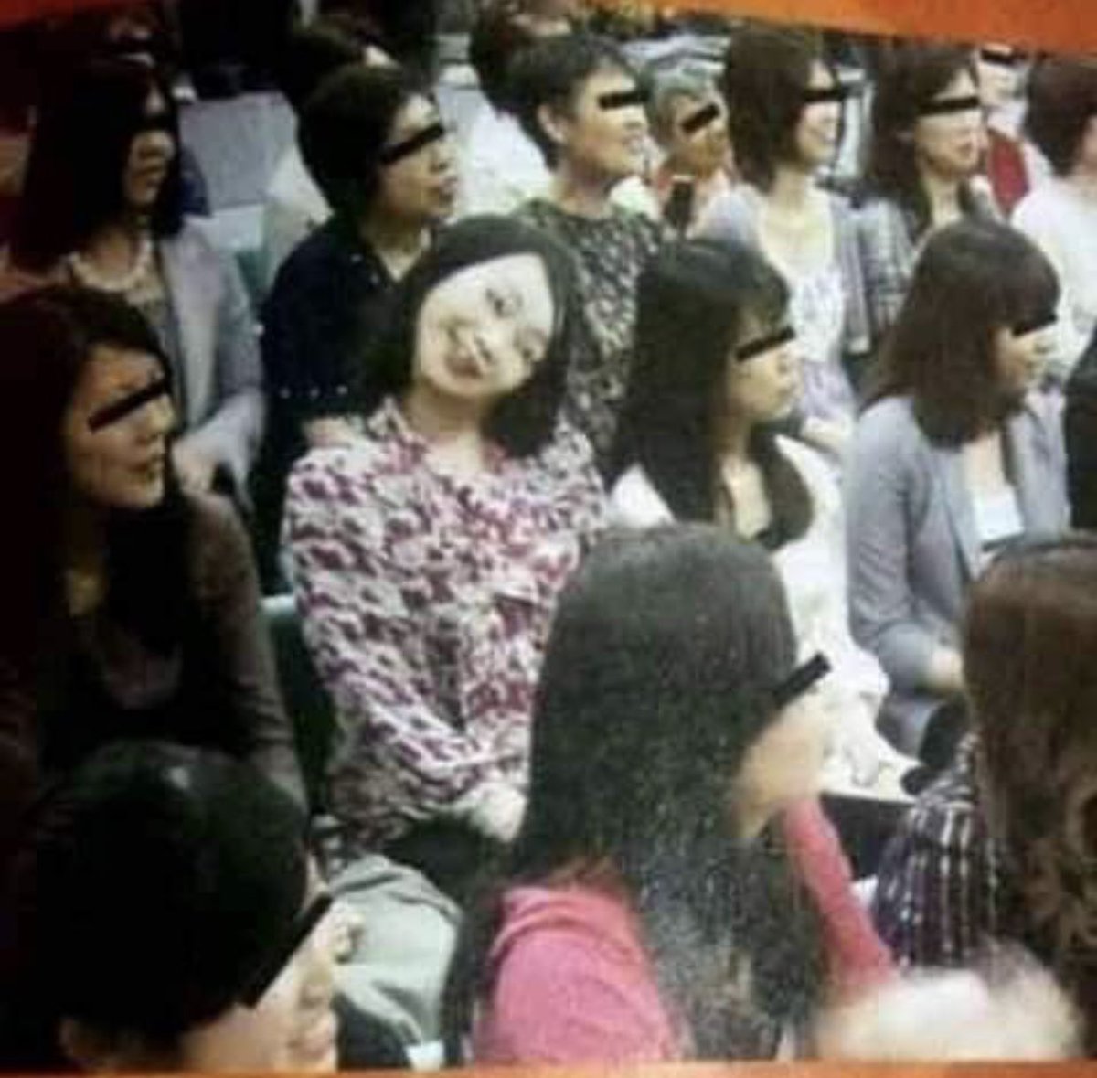 ¿La fotografía maldita? Esta foto fue tomada en una universidad de Japón, más específicamente, en una asamblea. Al momento de ocurrir los hechos, nadie notó nada raro. Pero, cuando la revelaron, se encontraron con esta chica en una posición muy extraña y bastante difícil de hacer